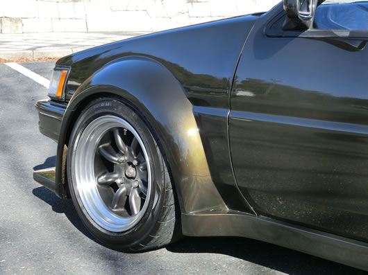 AE86レビン・エアロキットの写真、左前オーバーフェンダー